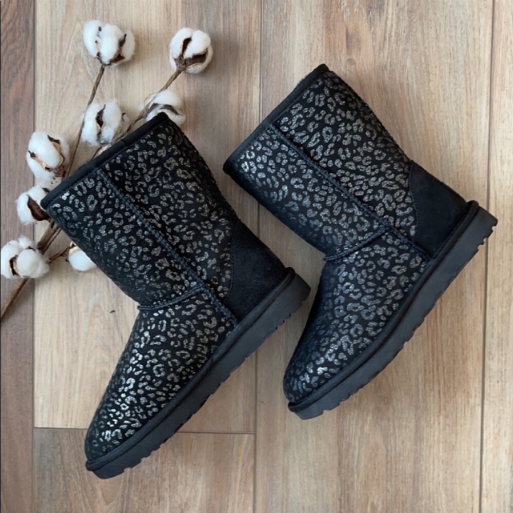 🌴🔆UGG- CLASSIC SHORT SNOW LEOPARD BOOTS🔆🌴 - Picture 1 of 13